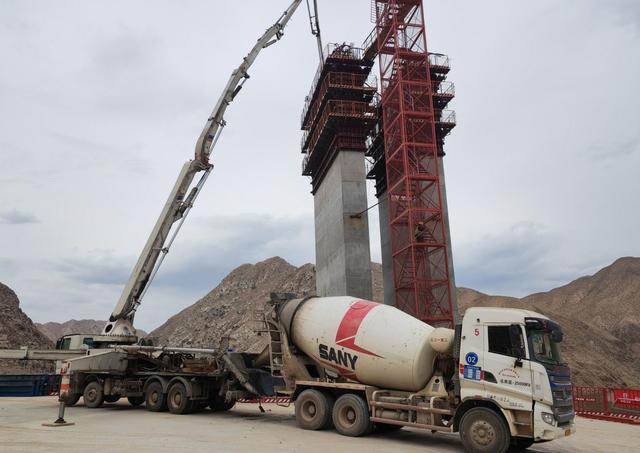 中國(guó)十七冶連霍高速什川黃河特大橋首座雙肢實(shí)心墩柱順利封頂，混凝土泵送技術(shù)再創(chuàng)佳績(jī)