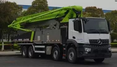 中聯(lián)重科新一代奔馳底盤(pán)AROCS系列泵車(chē)成功下線，革新混凝土施工效率